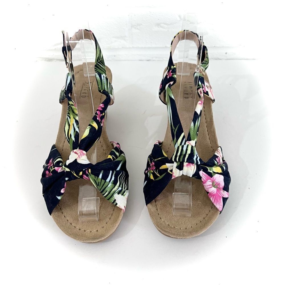 🚨4/$25 Simply Styled Floral Strappy Bamboo Wedges Size 6